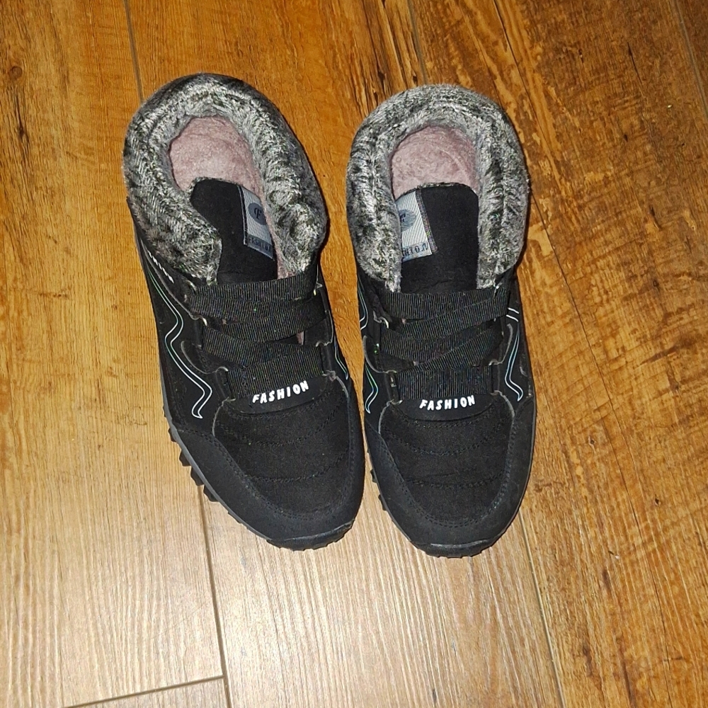 Black winter shoes 8.5 size women's from the brand "fashion"